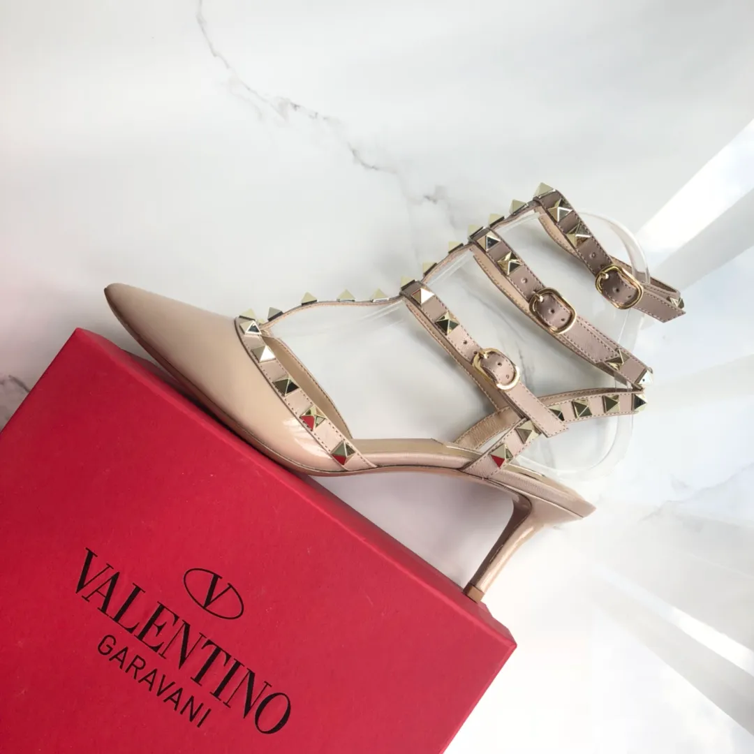👟👟Ex-factory price 560👟👟 Valentino/Valentino rivets VT classic! Purchase the original version and get a 1:1 top-quality replica! Exquisite hawk beak toe, perfect side arc, original molded custom-made rust-free rivets, one-piece injection molded midsole, and Italian-imported Grade A leather outsole, giving you a genuine foot feel! The first choice for high-end customers to purchase ❤️ [Material] 👑 Upper: top imported cow patent leather/fetal cow leather 👑 Inner lining: original imported mixed goat leather 👑 Outsole: Italian A-grade genuine leather outsole [Color] Full range of 9⃣️ colors ▪️ Patent leather 7 colors: black, white, nude, red, pink, taro purple, light blue ▪️ Fetal cow leather 2 colors: black, haze blue [Heel height]▪️Flat bottom without straps ▪️Flat bottom with straps ▪️6.5cm three-strap mid heel ▪️8.5cm two-strap high heel [Number of yards] 35-39 [34, 40 41 42 customized and non-returnable] [Packaging] 🎁 Equipped with original packaging